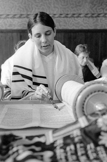 Yael liest aus der Tora, Egalitärer Minna des Ruhrgebiets. Historisches Synagoge Selm-Bork